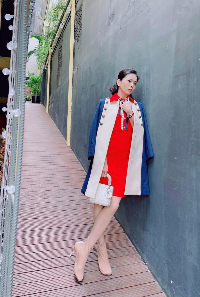 Người đẹp mix đồ nền nã với boots cổ ngắn màu be và túi xách Dior màu bạc 