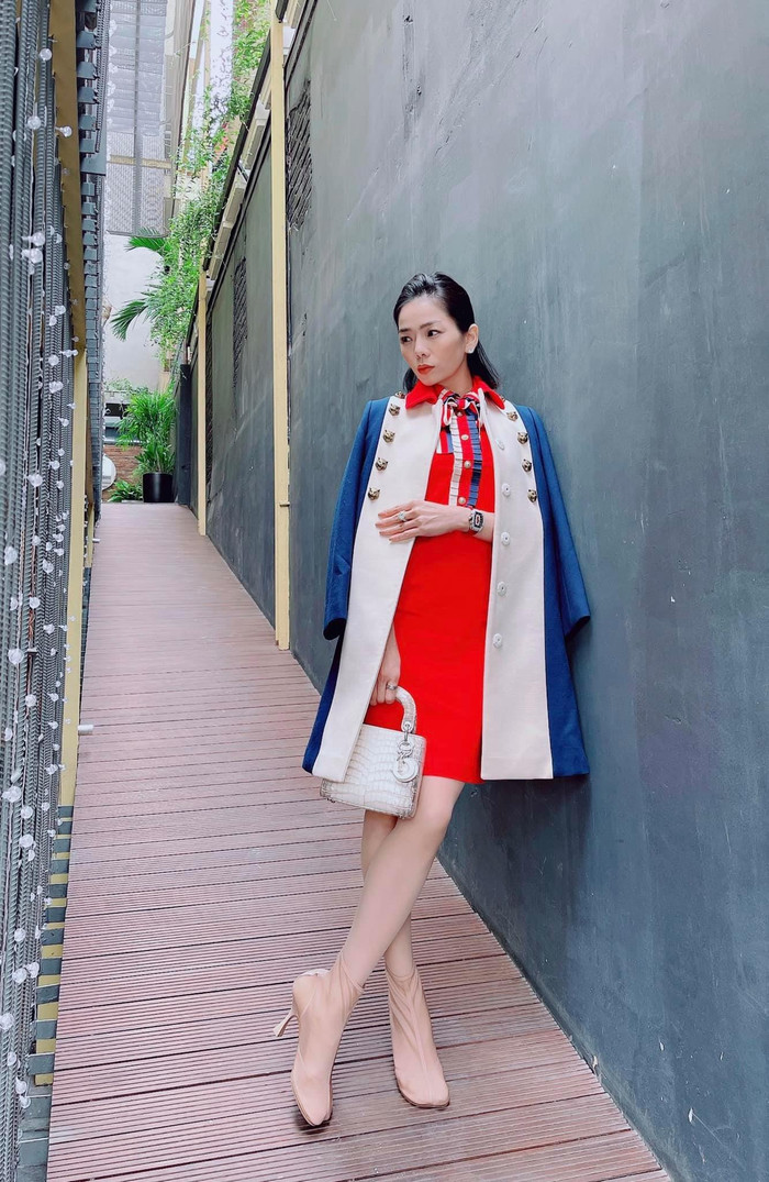 Nữ ca sĩ chọn cho mình kiểu váy đỏ polo dress nhấn nhá áo măng tô khoác ngoài với gam màu sắc vô cùng rực rỡ 