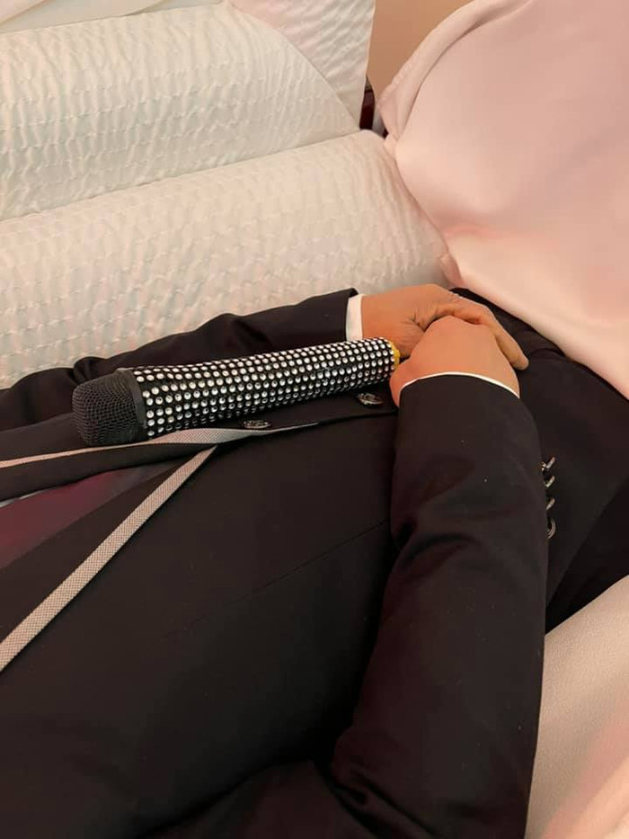 Đặc biệt là hình ảnh thi hài Vân Quang Long trên tay ôm chiếc micro khiến nhiều khán giả nhói lòng.