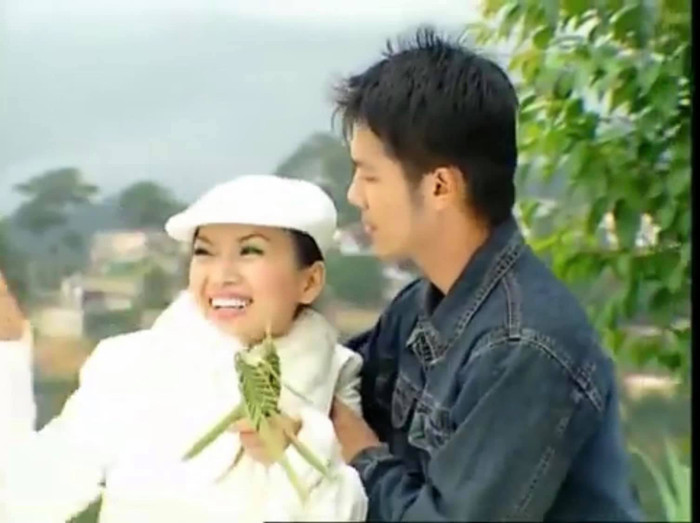 Nhìn lại những hình ảnh cũ của cả hai khiến nữ ca sĩ không khỏi xót xa và buồn bã