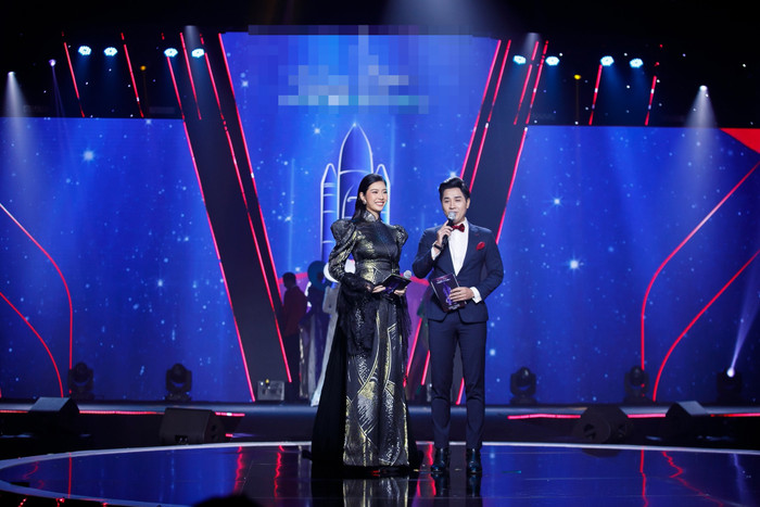 Với trang phục thứ 1 dù kín đáo và nhìn 'dừ' một chút nhưng trông nàng Á hậu vẫn nền nã, kiêu sa