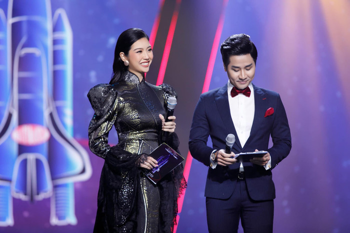 Trang phục đầu tiên và Á hậu Thúy Vân mặc là một kiểu áo dài cách tân khi cô xuất hiện với tư cách là MC của một sự kiện&nbsp;