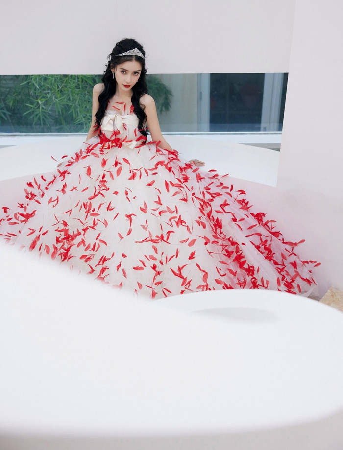 Trang sức vương miện có tên là  Alice Tiara mà Baby đội đầu đến từ hãng trang sức lâu đời tại Anh Quốc