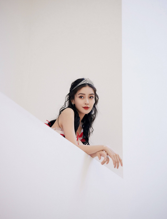 Angelababy đeo vương miện 'độc nhất vô nhị' đậm chất Hoàng gia Anh Ảnh 4