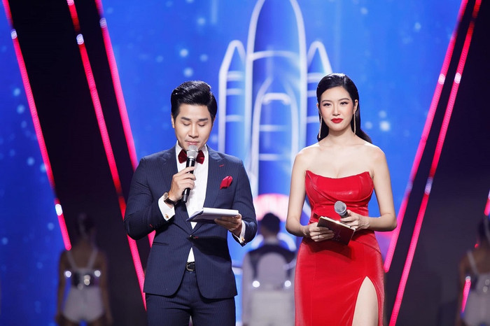 Đến với trang phục thứ 2, Thúy Vân chọn phong cách mát mẻ và quyến rũ hơn bao giờ hết