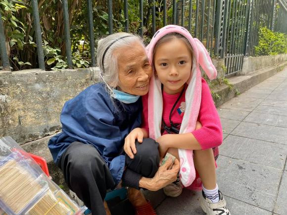 Con gái Đoan Trang khiến cộng đồng mạng xuýt xoa vì hành động giúp đỡ bà cụ bán hàng rong Ảnh 9