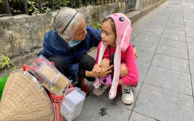 Con gái Đoan Trang khiến cộng đồng mạng xuýt xoa vì hành động giúp đỡ bà cụ bán hàng rong Ảnh 2