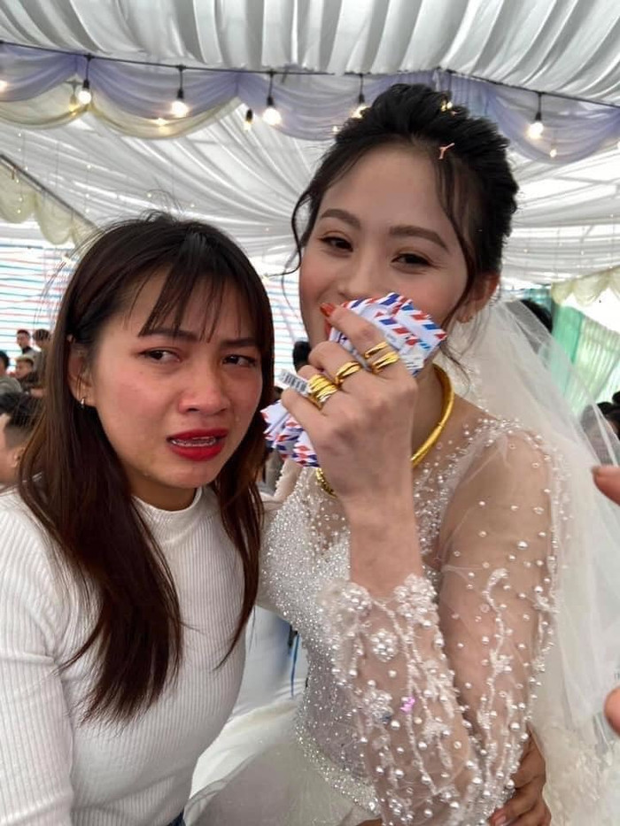Ôm cô dâu khóc như mưa, cô gái khiến dân mạng bật cười vì lý do hết sức đặc biệt Ảnh 5