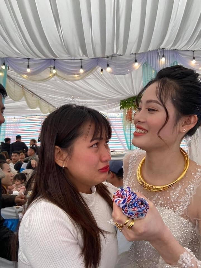 Ôm cô dâu khóc như mưa, cô gái khiến dân mạng bật cười vì lý do hết sức đặc biệt Ảnh 4