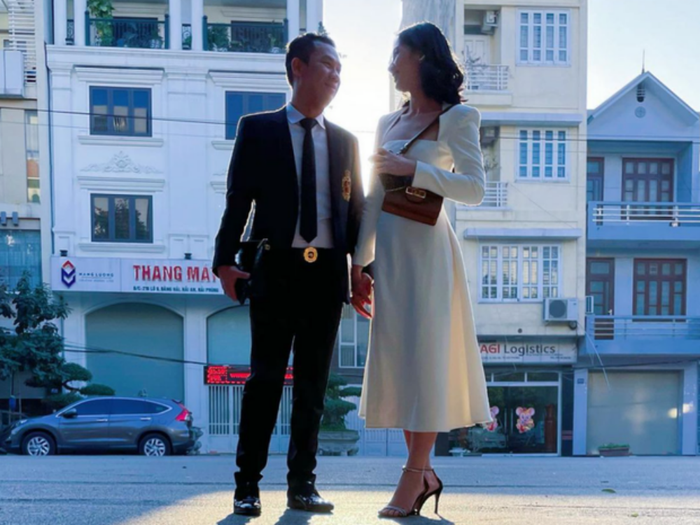Cặp đôi chênh nhau 27 tuổi tay trong tay tại tiệc cưới một người bạn.