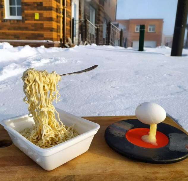 Mỳ đóng băng khi nhiệt độ xuống mức âm 40 tại Novosibirsk. Dù mùa đông ở nhiều vùng nước Nga rất lạnh, nhiệt độ giảm xuống âm 42 độ C là hiếm gặp.