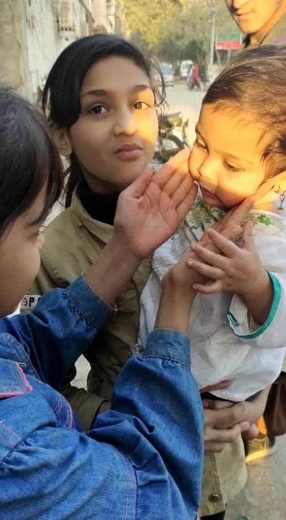 Cô bé không bị thương, trong khi bà mẹ Maryam bị gãy chân.