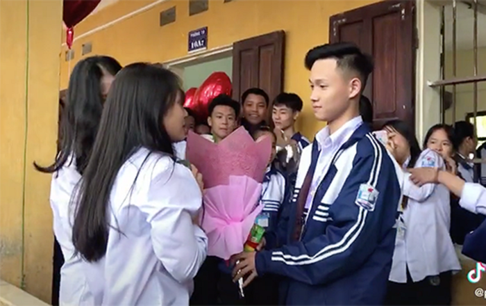 Từ chối màn tỏ tình của nam sinh trước sự chứng kiến của bao người, nữ sinh ghi điểm bởi hành động này Ảnh 2