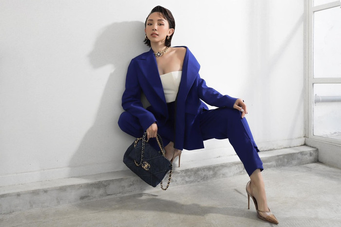 Nữ ca sĩ chia sẻ “Giờ nhìn túi cũng chỉ ‘ừ, xinh đấy’ nhưng phải nghĩ mãi xem có thật sự cần và mình có mau chán không. Mình thích mình của bây giờ, biết cần là đủ, biết đủ là hạnh phúc”.