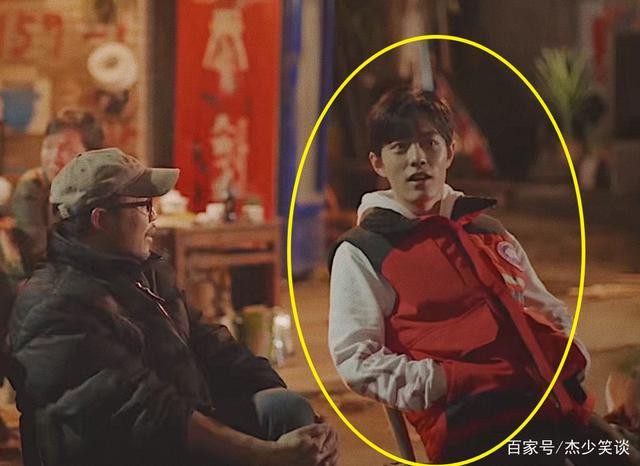 Tiêu Chiến về lại quê nhà, nói cười thoải mái nhưng khán giả lại để ý đến một điểm nhỏ khác Ảnh 8