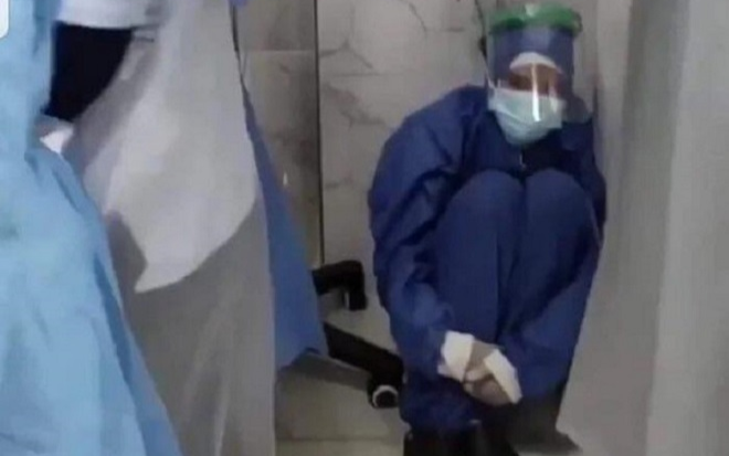 Clip: Nữ y tá ngồi thu mình một góc, thẫn thờ nhìn bệnh nhân nhiễm COVID-19 trút hơi thở cuối cùng Ảnh 2