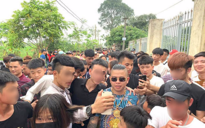 Cảnh sát truy tìm hai kẻ bịt mặt nổ súng bắn xe ô tô 'thánh chửi' Dương Minh Tuyền Ảnh 2