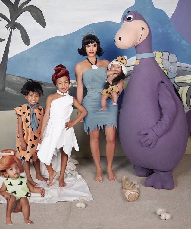 Kanye hóa thân nhân vật ngộ nghĩnh màu tím (theo đúng nghĩa đen) cho bức ảnh Halloween gia đình