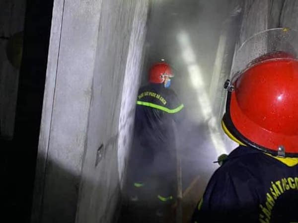 Lực lượng chức năng tiến hành công tác chữa cháy