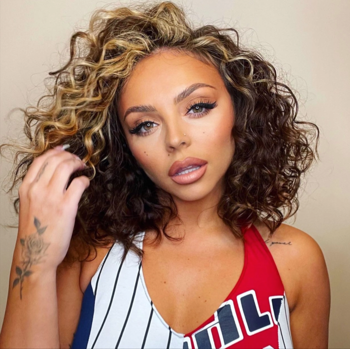 Jesy Nelson 'phá cách' với mái tóc xoăn hoang dại cùng cơ bụng săn chắc để đón mừng năm mới Ảnh 4