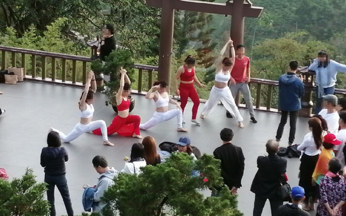 Nhóm phụ nữ bị chỉ trích khi mặc áo hở bụng, khoét nách xuất hiện tại chùa Linh Quy Pháp Ấn Ảnh 2