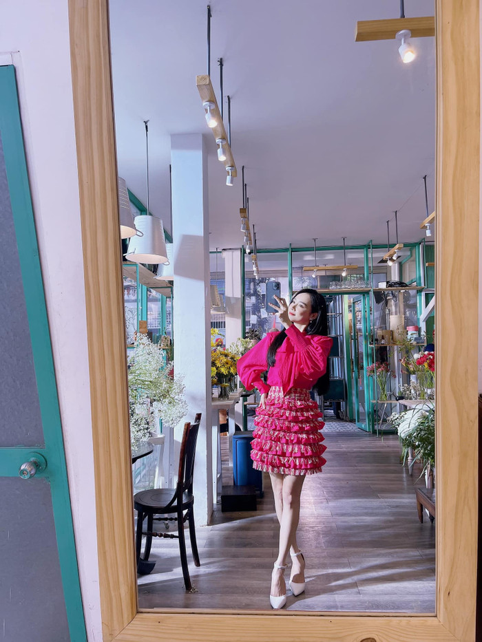 Cô mix cùng giày trắng nhã nhặn, thanh tao. 