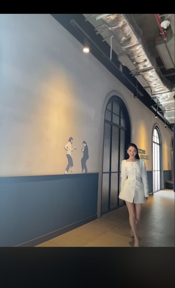 Cô nàng tự tin thả dáng catwalk vô cùng kiêu sa. 