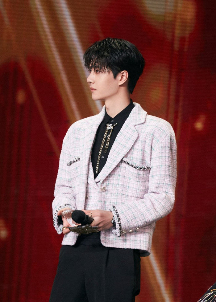 Vương Nhất Bác bị nhận xét rằng không nam tính bằng Tiêu Chiến vì cách ăn mặc Ảnh 12