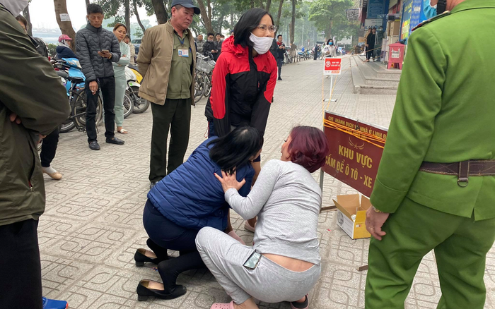 Người thân gào khóc thảm thiết bên thi thể người đàn ông rơi từ tầng 15 chung cư Linh Đàm tử vong Ảnh 2