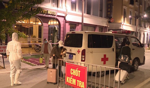 Lực lượng chức năng phong tỏa và thực hiện các biện pháp phòng dịch tại khách sạn của gia đình nơi du học sinh cư trú tại phường Bãi Cháy. Ảnh: Truyền hình Hạ Long