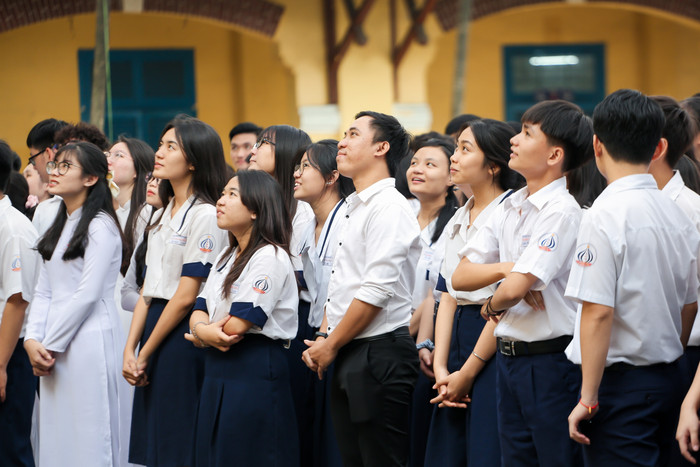 Riêng với thầy Nam Sơn, khi nghe học trò 'bóc phốt', thầy khá bất ngờ nhưng cũng rất vui mừng khi được học trò quý mến. 