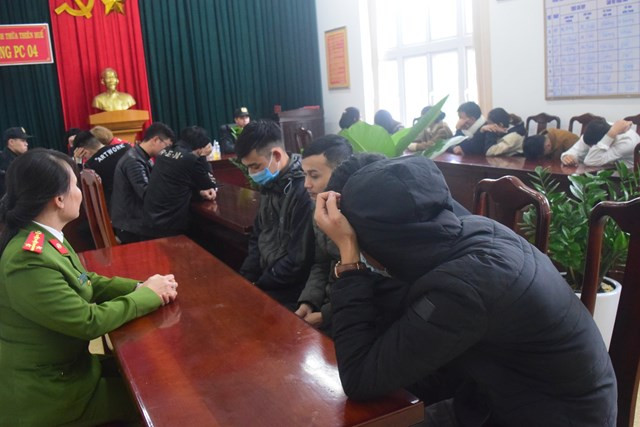 Hàng chục đối tượng nam nữ bị phát hiện dương tính với ma túy bên trong nhà nghỉ trên địa bàn TP. Huế. Ảnh: Đại Đoàn Kết