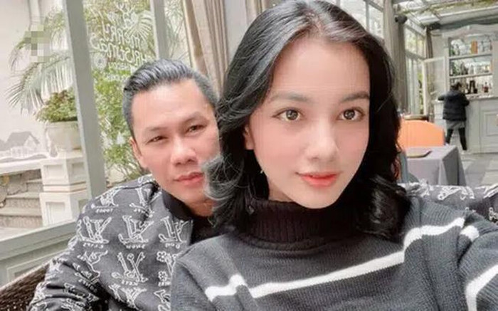 Những bức ảnh thân mật của cả hai dấy lên tin đồ hẹn hò