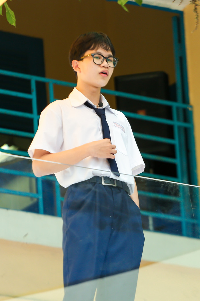 Nam sinh Nguyễn Võ Anh Tuấn trên bục dũng khí