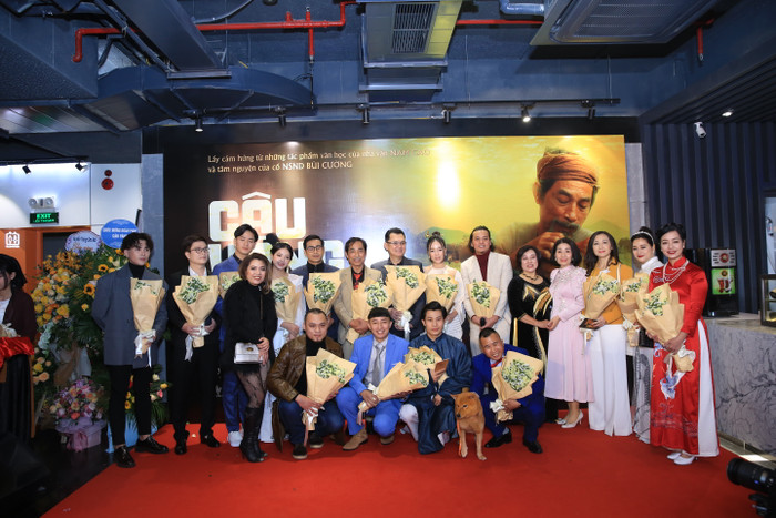 Cả ekip tề tựu đông đủ trong họp báo ra mắt phim Cậu Vàng.