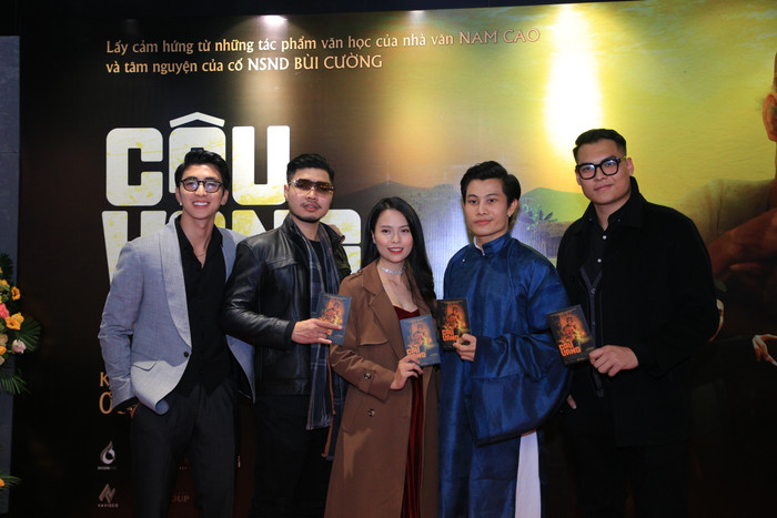 Vắng mặt Phương Nga, Bình An vội 'cặp kè' sánh vai Hoa hậu Đỗ Mỹ Linh trong sự kiện Ảnh 7