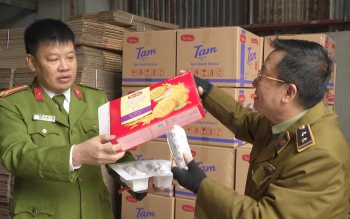 Phát hiện 4 tấn bánh kẹo hết 'date' hô biến thành hàng xuất khẩu chuẩn bị tuồn bán Tết Ảnh 2