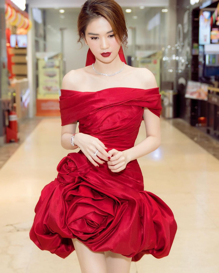 Trang phục có độ dài vừa phải, kết cấu tạo xoắn tuy cầu kỳ nhưng được tính toán rất khéo, không hề rườm rà. 