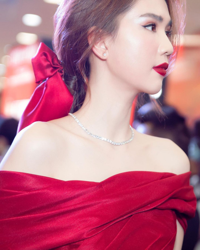 Phải công nhận, dù đã qua tuổi 30 nhưng thật không hề nói quá khi bảo rằng, Ngọc Trinh trông trẻ trung vô cùng, tưởng rằng thời gian đã bỏ quên nàng. 