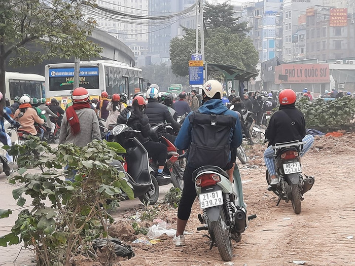 Do ùn tắc quá lâu, nhiều người mệt mỏi đỗ ngay lề đường chờ tới khi thông thoáng.