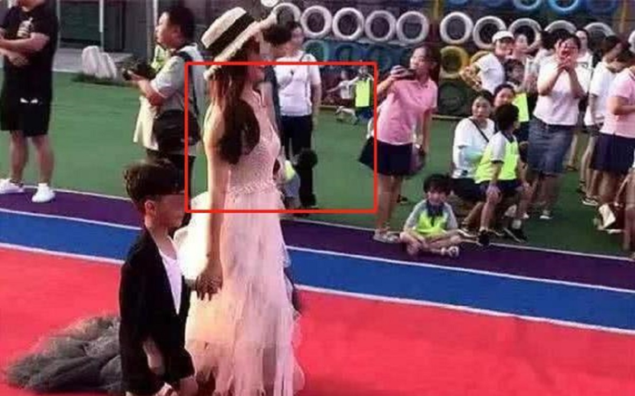 Đưa con trai đi họp phụ huynh nhưng mặc như dự sự kiện, lời góp ý của cô giáo khiến mẹ ngượng tái mặt Ảnh 2