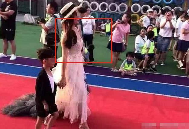 Chị Tôn Hiếu đi họp phụ huynh nhưng xuất hiện như minh tinh trên thảm đỏ