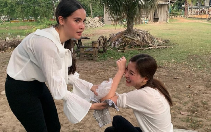 Baifern Pimchanok bị ngã ngựa khiến tay chân bầm tím, Yaya Urassaya giúp chườm lạnh ngay lập tức Ảnh 2