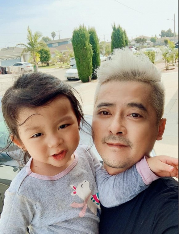 Trong hai tháng không ở nhà, diễn viên Hoàng Anh khẳng định vẫn gửi tiền cho vợ để để nuôi bé Nu. Anh cũng đến nhà trẻ gặp con một lần nhưng bị vợ cũ nói giả tạo