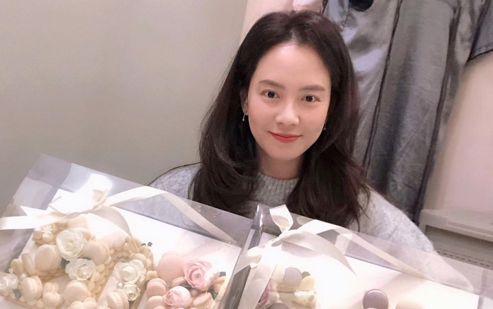 Kỷ niệm 20 debut, mợ ngố Song Ji Hyo gửi lời cám ơn fan khi nhận quà Ảnh 2