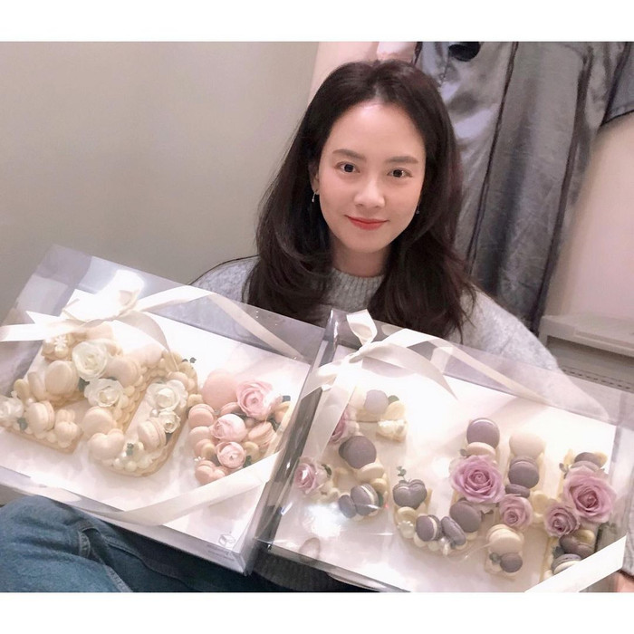 Kỷ niệm 20 debut, mợ ngố Song Ji Hyo gửi lời cám ơn fan khi nhận quà Ảnh 6