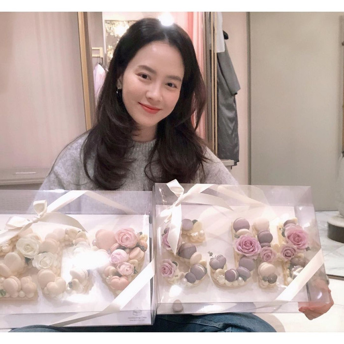 Kỷ niệm 20 debut, mợ ngố Song Ji Hyo gửi lời cám ơn fan khi nhận quà Ảnh 7