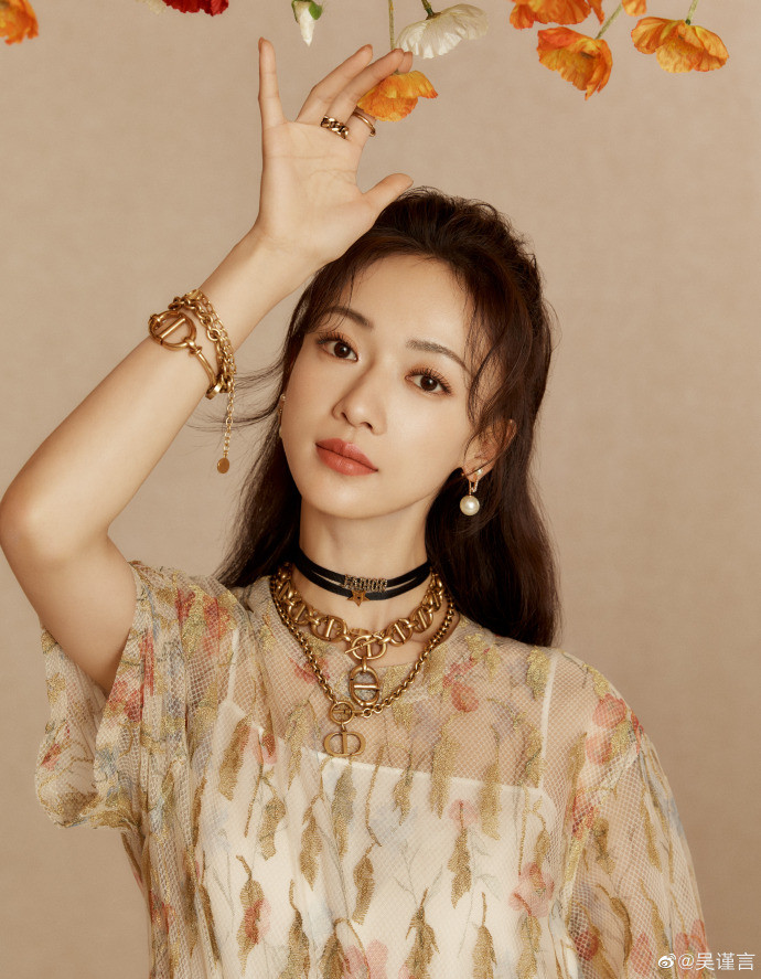 Ngô Cẩn Ngôn cũng chọn set đồ tương tự Triệu Lệ Dĩnh nhưng phần áo ngắn tay và họa tiết có gam màu dịu hơn, bên trong cũng mặc áo trắng hai dây 