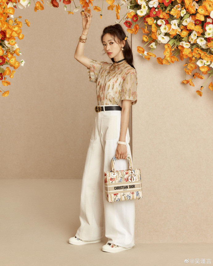 Nhưng vì stylist biết cách mix đồ nên Ngô Cẩn Ngôn đã ăn gian được chiều cao với quần thụng lưng cao phối cùng giày thể thao xách kèm túi Tote mini của Dior 