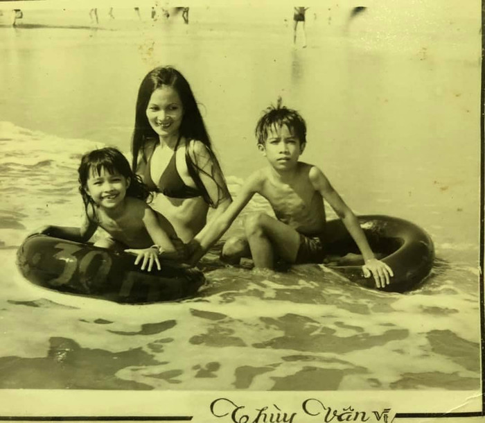 Tiếp đến là hình ảnh Hiền Thục chụp cùng mẹ và anh trai tại bãi biển Thùy Vân (Vũng Tàu)